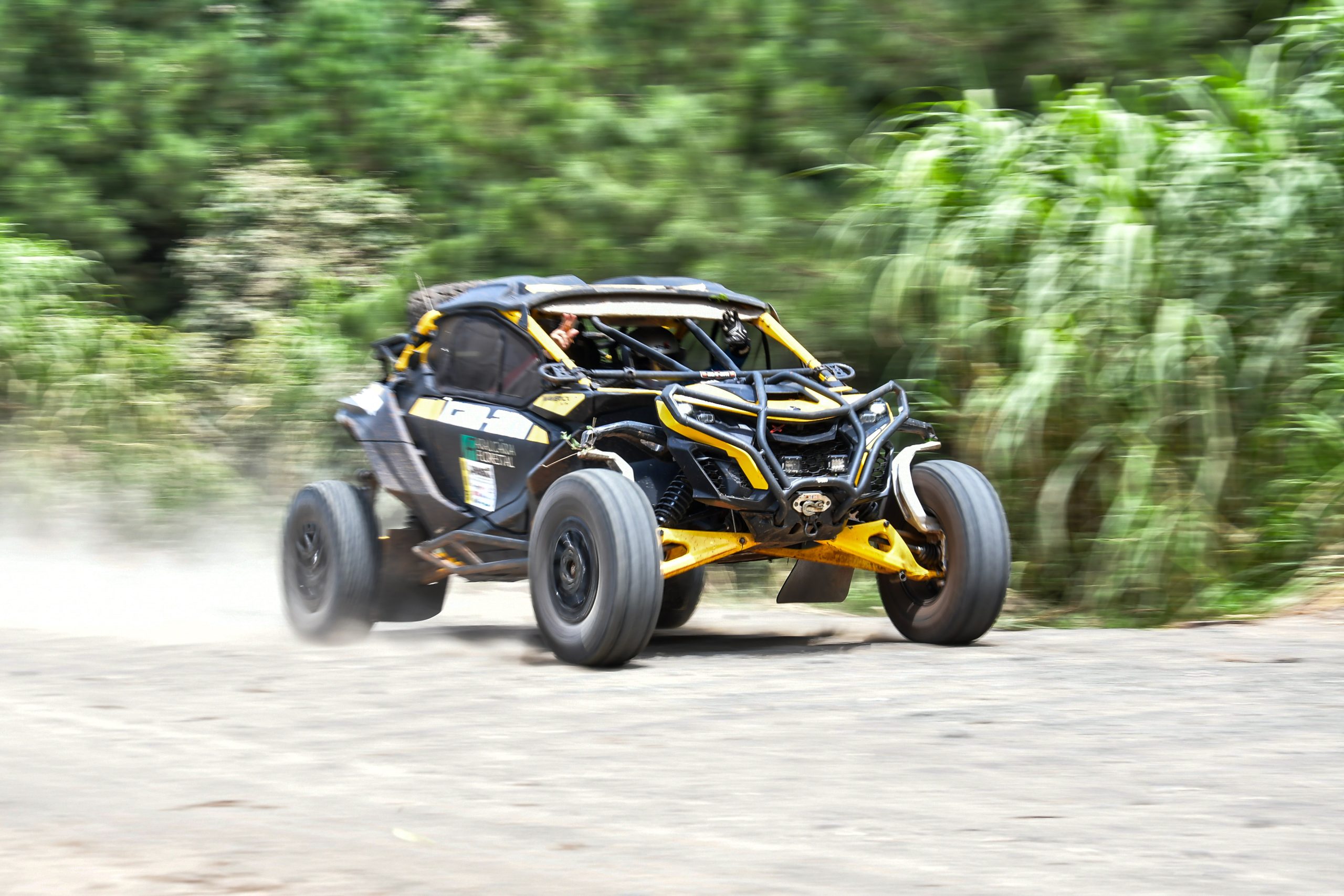 Transparaná larga com mais de 400 veículos